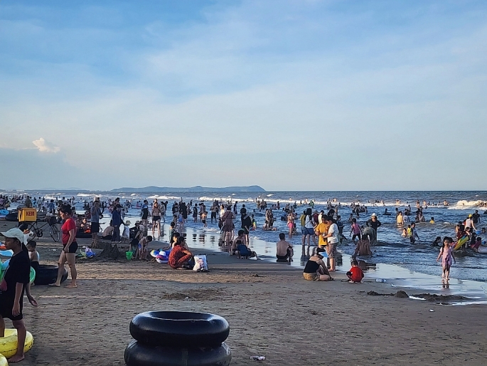 Không riêng Sầm Sơn, nhiều bãi biển tại Hoằng Hoá, Quảng Xương, Nghi Sơn cũng đông kín du khách mỗi dịp cuối tuần