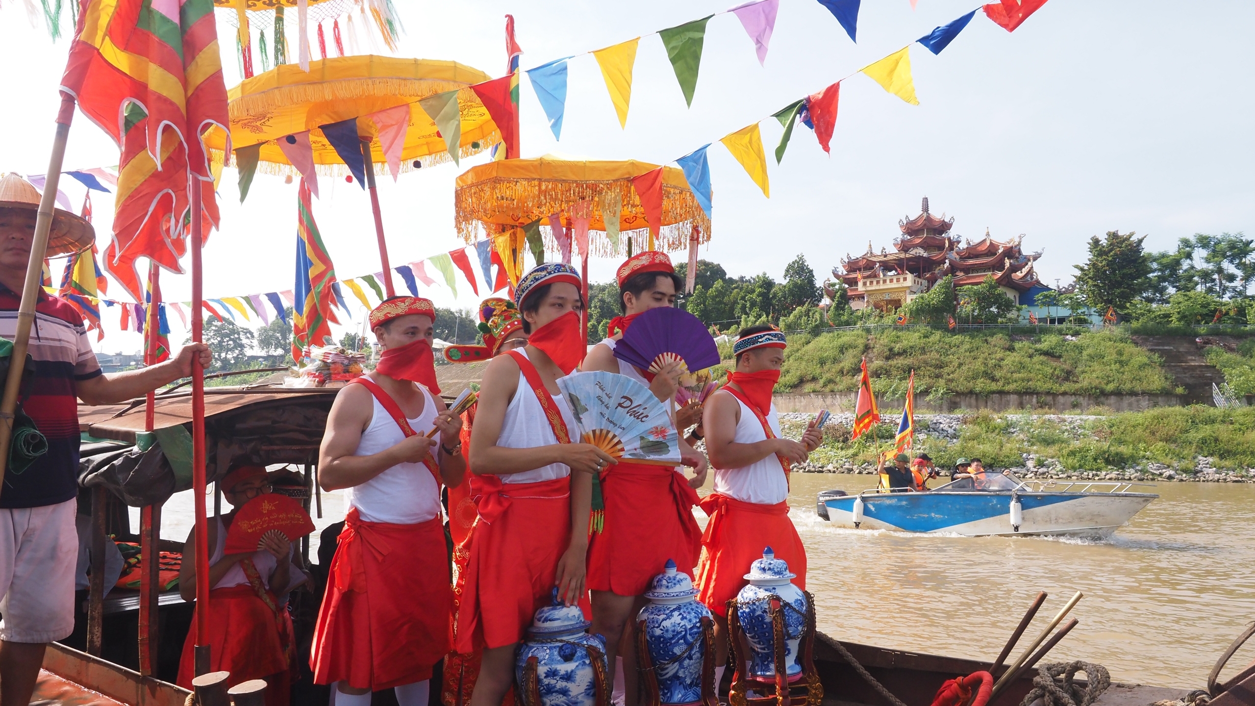 Độc đáo lễ hội trai làng mặc váy rước nước trên sông Hồng