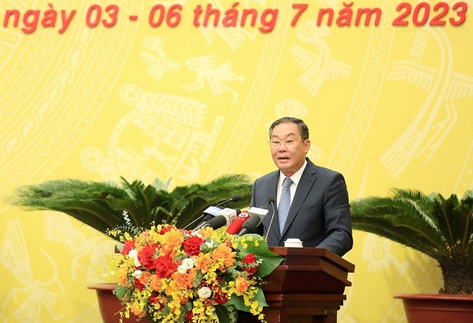Phó Chủ tịch Thường trực UBND TP Hà Nội Lê Hồng Sơn trình bày báo cáo tại kỳ họp