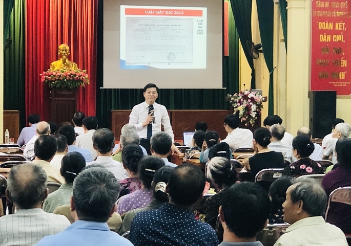 -	Luật sư Nguyễn Văn Hà tuyên truyền pháp luật cho người dân tại xã Duyên Thái, huyện Thường Tín