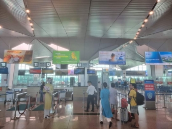 Sân bay Vinh hoạt động trở lại sau sự cố hỏng đường băng phải tạm dừng