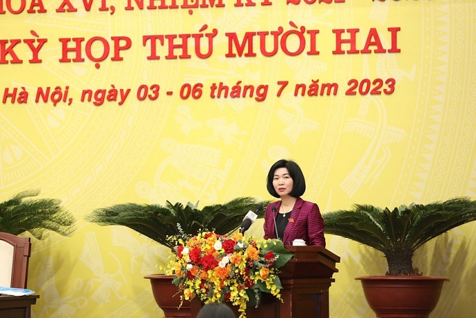 Phó Chủ tịch Thường trực HĐND thành phố Hà Nội Phùng Thị Hồng Hà trình bày tổng hợp ý kiến thảo luận tổ.