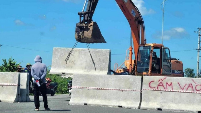 Đơn vị thi công dựng rào chắn bằng bê tông để cấm người và phương tiện lưu thông trên tuyến đường đang thi công