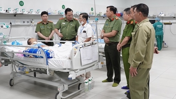 Giám đốc CATP Hà Nội thăm hỏi, động viên Phó trưởng Công an xã bị thương trên đường làm nhiệm vụ