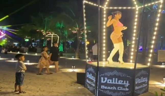 Bar bãi biển lớn nhất TP Hạ Long cho nhân viên hở hang nhảy trong lồng kính