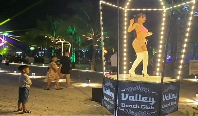 Bar bãi biển lớn nhất TP Hạ Long cho nhân viên hở hang nhảy trong lồng kính