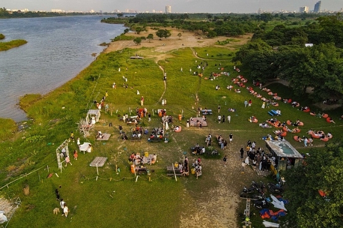 Theo các chuyên gia, việc xây dựng một công viên văn hoá đa năng tại bãi giữa sông Hồng sẽ giúp bảo vệ đất công, chống chiếm dụng và giúp Thủ đô có thêm khoảng xanh đô thị, nâng cao chất lượng đời sống người dân.