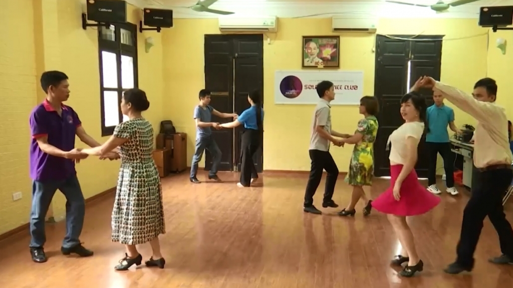 Hà Nội: Người khiếm thị thỏa đam mê với lớp học khiêu vũ miễn phí