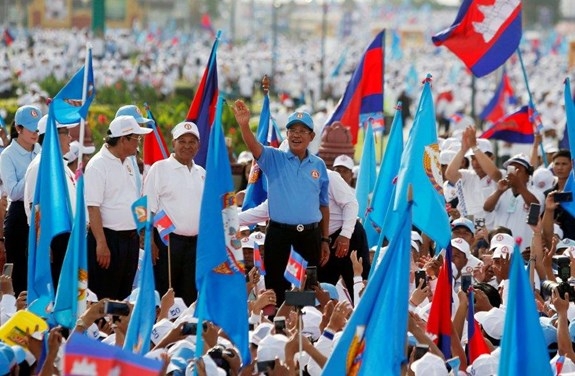 Thủ tướng Hun Sen và những người ủng hộ trong chiến dịch vận động tranh cử ngày 27-7. Ảnh: Reuters
