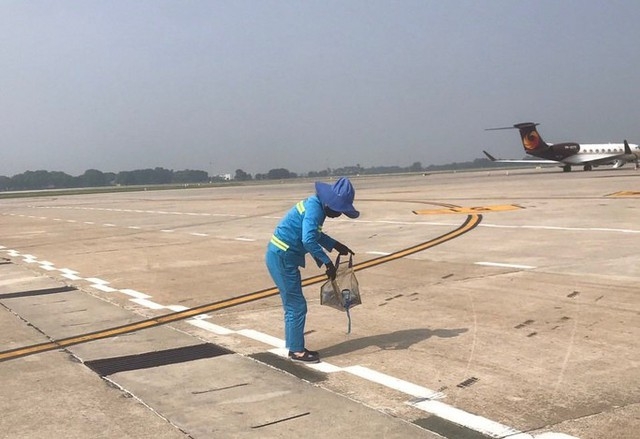 Trung tâm Khai thác Khu bay Nội Bài được trang bị các phương tiện quét hút FOD; mỗi lần đi kiểm tra, ngoài hệ thống xe quét hút còn có các kíp nhân viên kiểm tra trực quan, thu gom các FOD mà phương tiện không hút được - Ảnh: Phan Công