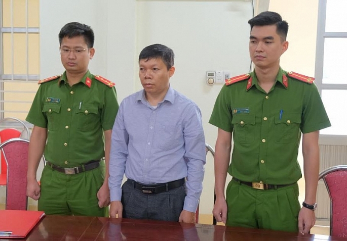 Vì sao 3 cán bộ UBND phường Sông Bằng bị khởi tố?