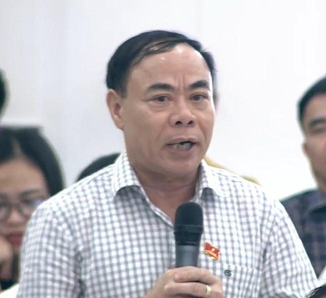 Ông Nguyễn Mạnh Cuòng - Giám đốc Sở Du lịch Nghệ An giải trình những vấn đề cử tri, đại biểu quan tâm