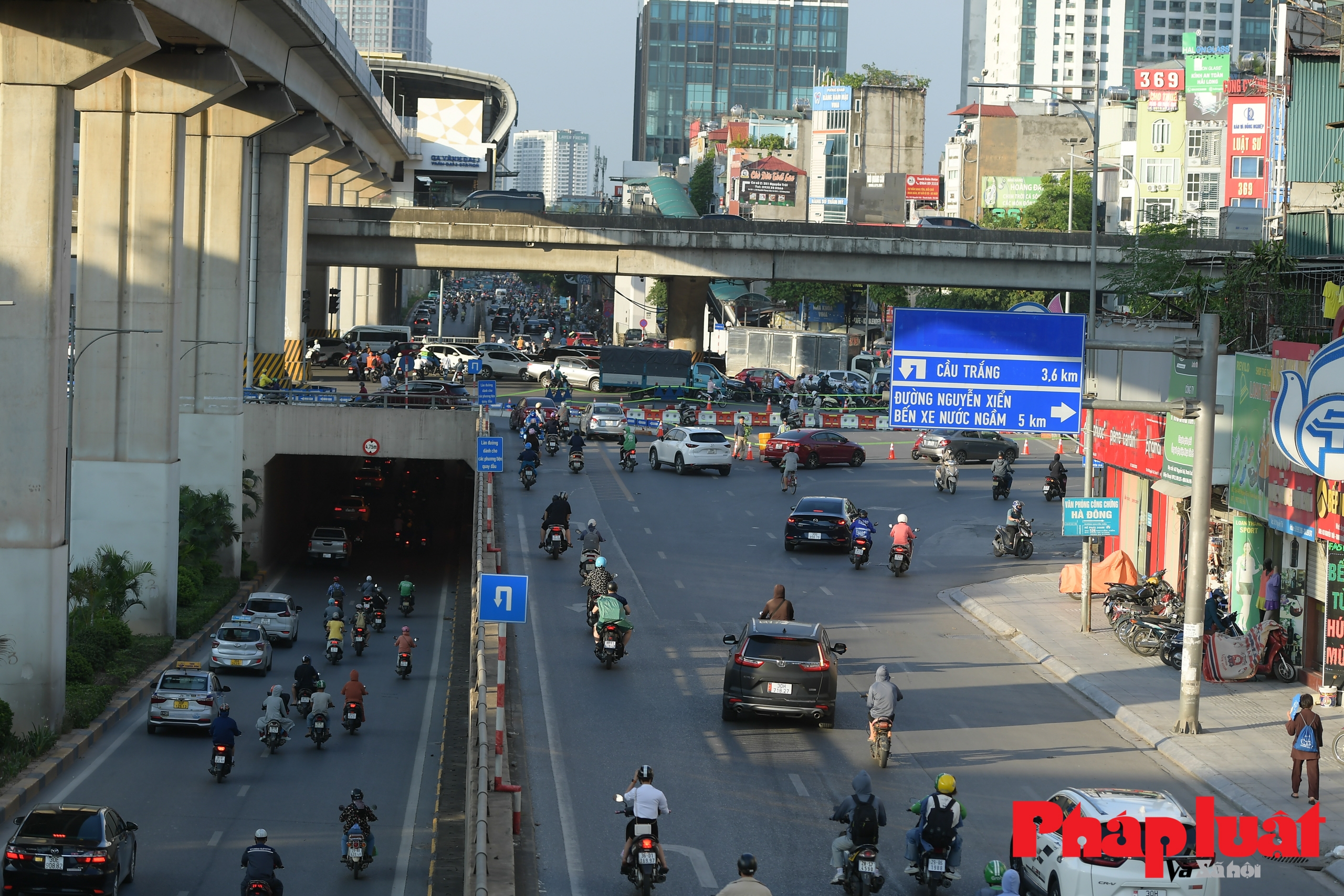 Giao thông hỗn loạn những ngày đầu điều chỉnh rào chắn đường Nguyễn Trãi