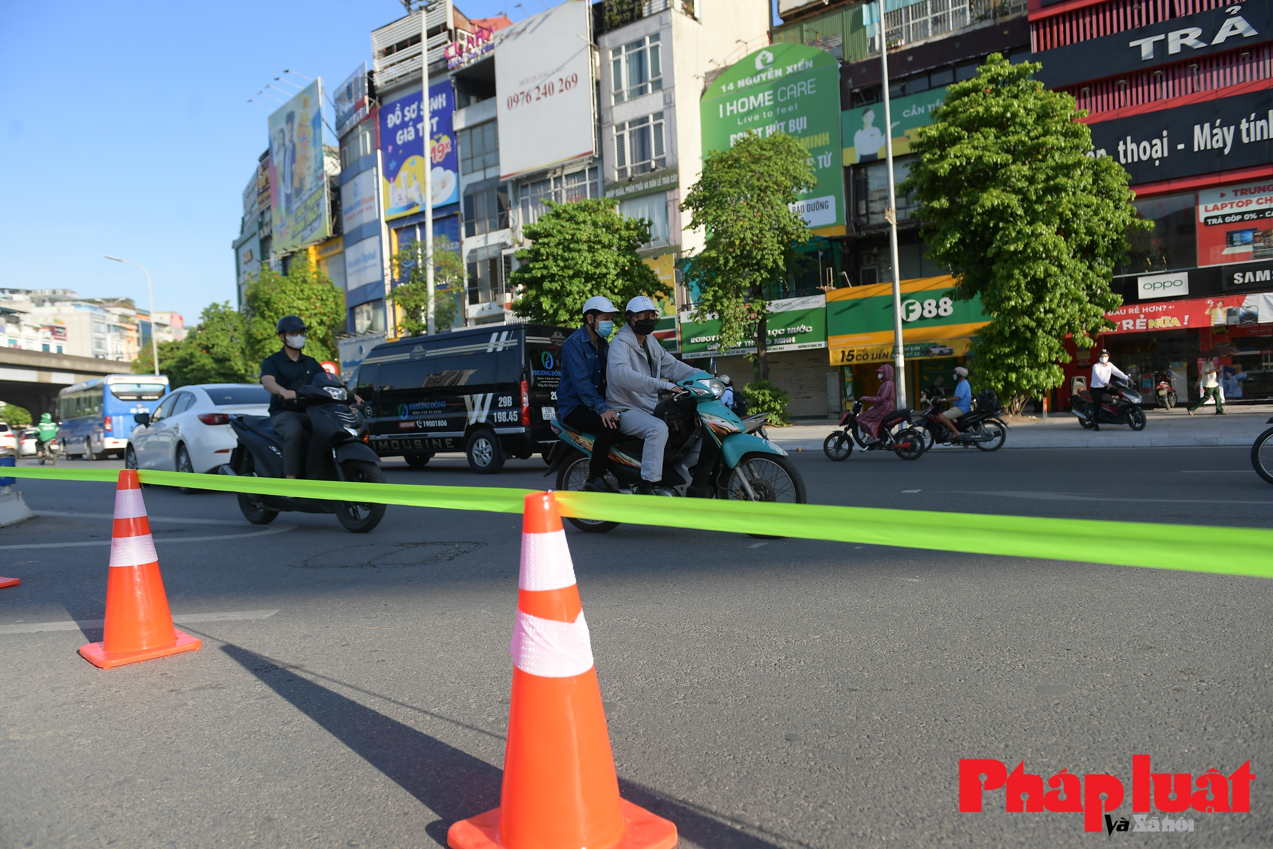 Giao thông hỗn loạn những ngày đầu điều chỉnh rào chắn đường Nguyễn Trãi