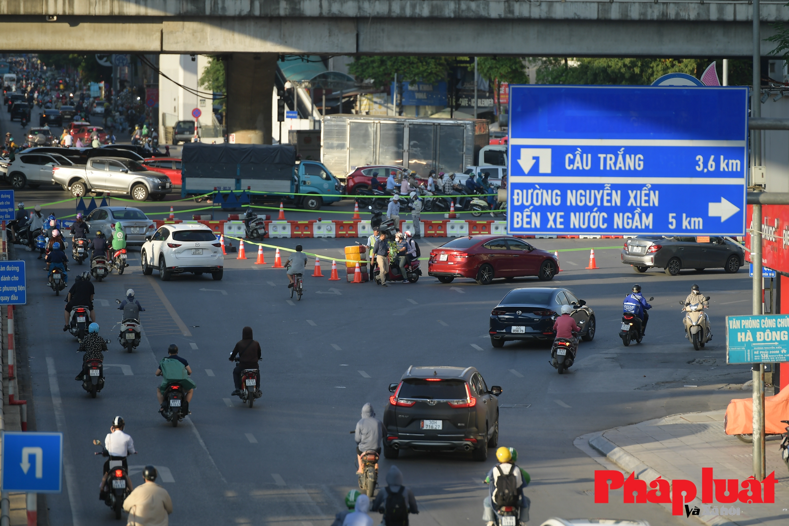 Giao thông hỗn loạn những ngày đầu điều chỉnh rào chắn đường Nguyễn Trãi