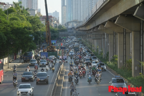 Giao thông hỗn loạn những ngày đầu điều chỉnh rào chắn đường Nguyễn Trãi