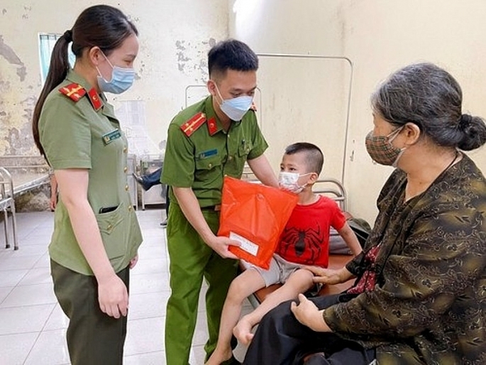 Thượng úy Hoàng Việt Hùng và đồng đội thăm, tặng quà các em nhỏ điều trị bệnh tại BVĐK thị xã Sơn Tây. Ảnh: P. Hảo