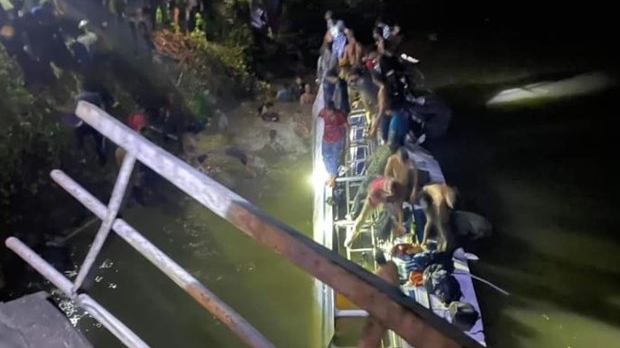 Xe buýt rơi xuống sông lúc trời tối, 10 người thiệt mạng