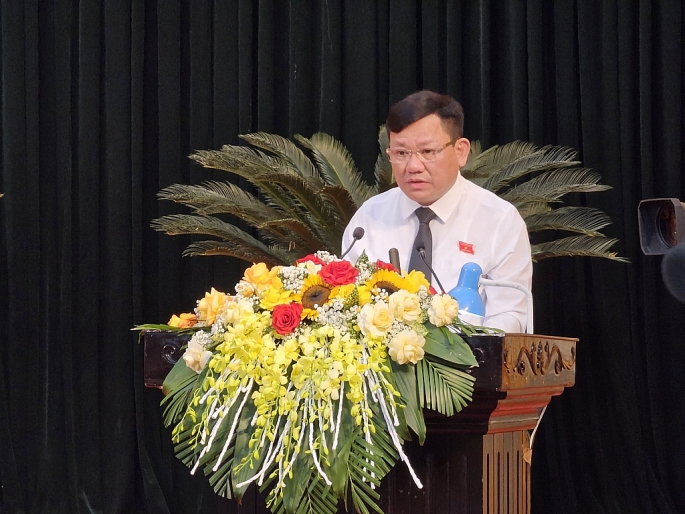 Ông Nguyễn Văn Thi, Phó Chủ tịch thượng trực UBND tỉnh nêu Báo cáo tình hình kinh tế - xã hội, an ninh quốc phòng 6 tháng đầu năm