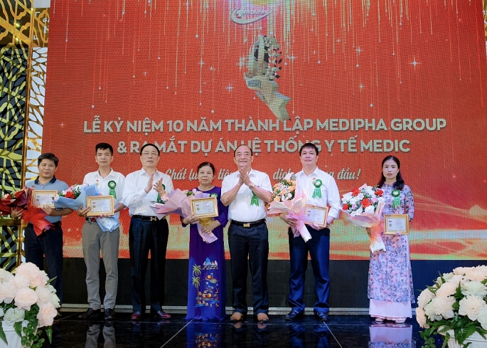 Medipha Group trao tặng 75.000 cổ phần cho người lao động