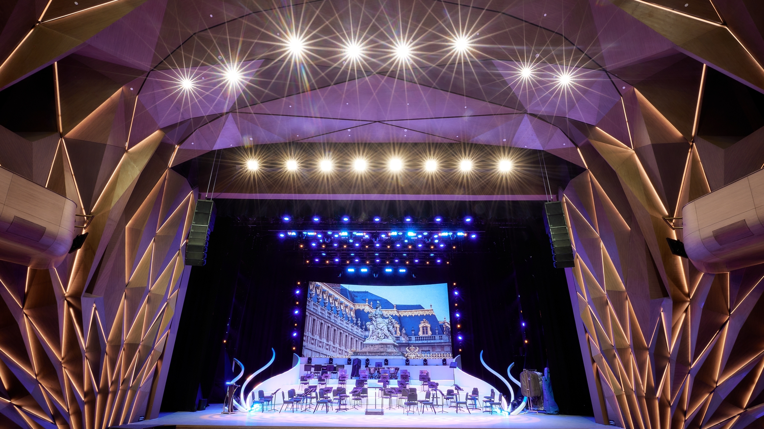 Cận cảnh kiến trúc đẹp ấn tượng của nhà hát Hồ Gươm