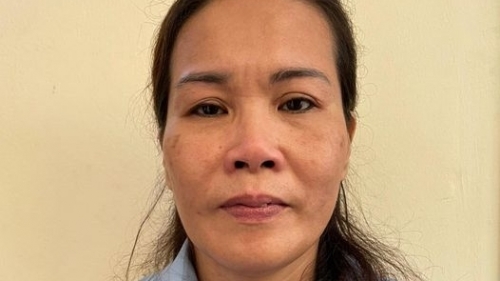 Người phụ nữ U50 thập thò làm việc xấu trong ngõ nhỏ ở phố Trường Chinh