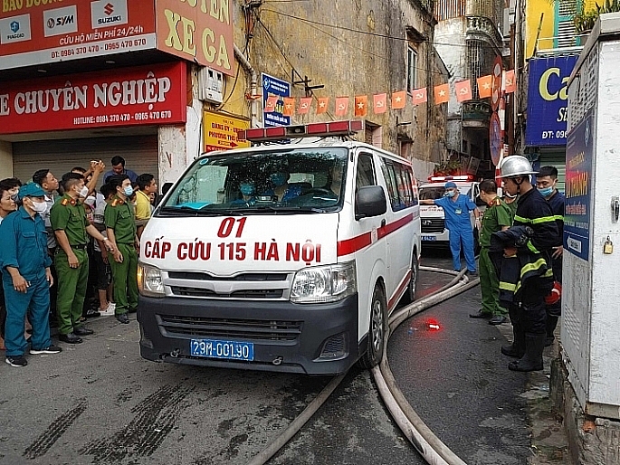 -	Lực lượng chức năng làm nhiệm vụ tại hiện trường vụ cháy ở ngõ Thổ Quan