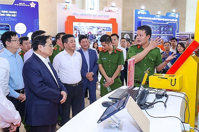 Thủ tướng Phạm Minh Chính tham quan triển lãm mô hình, sản phẩm ứng dụng triển khai Đề án 06 - Ảnh: VGP
