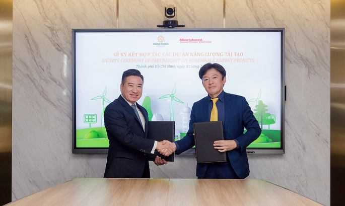 Ông Nguyễn Đình Trung – Chủ tịch Tập đoàn Hưng Thịnh (bên trái) và ông Tai Miura - Chủ tịch kiêm Tổng Giám đốc Marubeni Asian Power Vietnam tại buổi ký kết hợp tác nghiên cứu các dự án năng lượng tái tạo ngày 8/2/2023.
