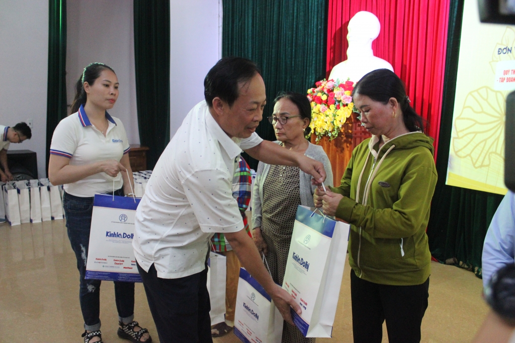 Báo Kinh tế & Đô thị - báo Quảng Trị trao tặng hàng trăm suất quà tại huyện Cam Lộ