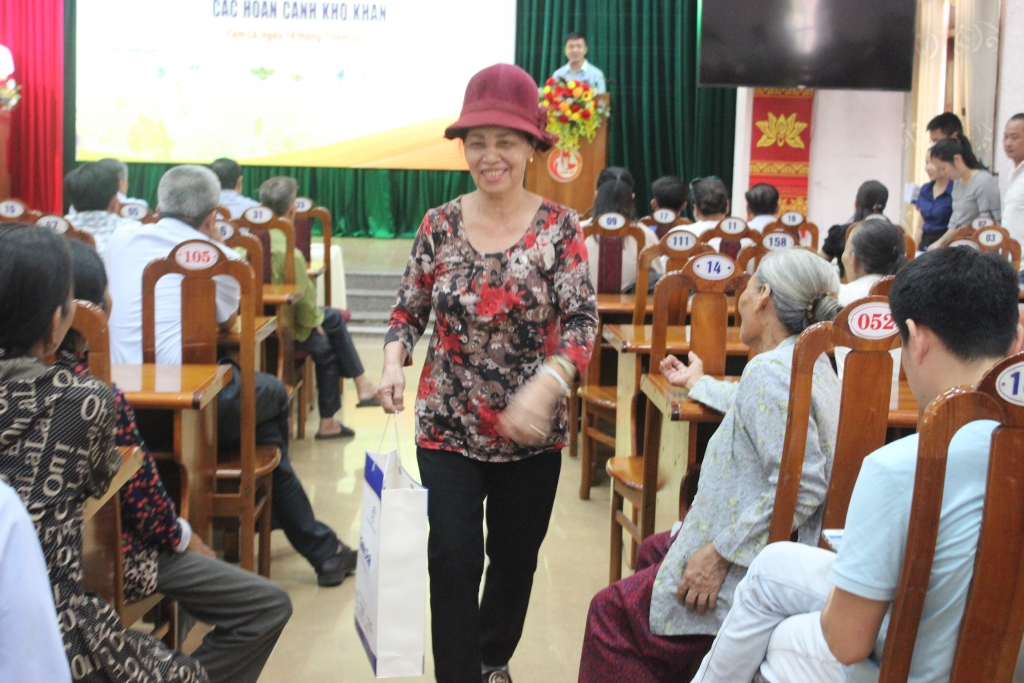 Báo Kinh tế & Đô thị - báo Quảng Trị trao tặng hàng trăm suất quà tại huyện Cam Lộ