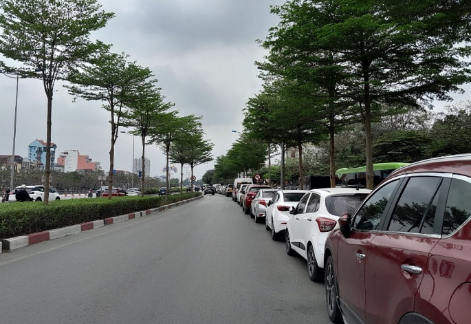 Hàng dài ôtô nối đuôi nhau đỗ dưới lòng trên nhiều tuyến phố ở Hà Nội. 