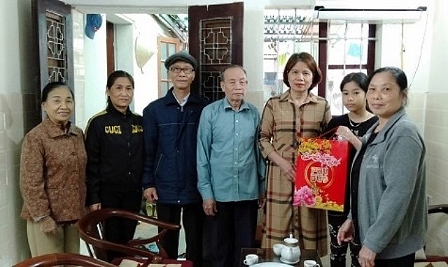 Ông Nguyễn Huy Hoàng (thứ 3 từ trái sang) cùng cán bộ tổ dân phố 14 thăm, tặng quà gia đình có hoàn cảnh khó khăn trên địa bàn. Ảnh: Đàm Nga