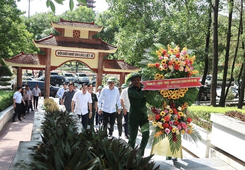 Đoàn đại biểu TP Hà Nội tri ân người có công tại các tỉnh miền Trung