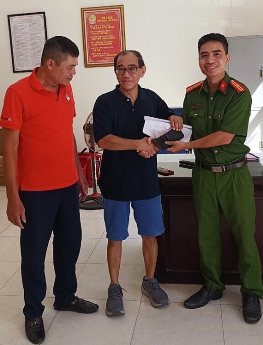 Công an Thủ đô để lại dấu ấn đẹp trong lòng du khách nước ngoài từ những hành động tận tâm, trách nhiệm Công an Thủ đô để lại dấu ấn đẹp trong lòng du khách nước ngoài từ những hành động tận tâm, trách nhiệm