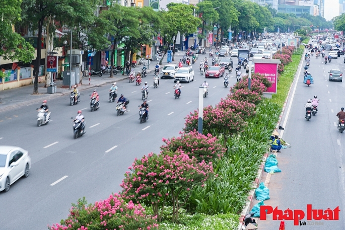 Bộ mặt phố phường Hà Nội ngày càng khang trang, ví như tuyến đường Nguyễn Chí Thanh - Trần Duy Hưng.				Ảnh: Khánh Huy