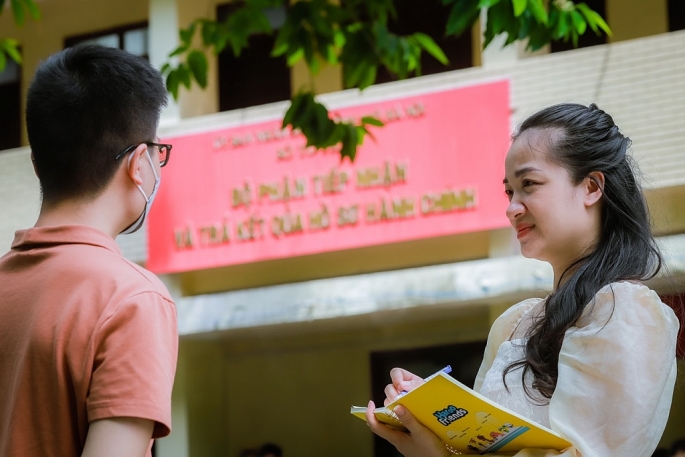 Tác giả An Nhiên (thứ hai từ phải sang) được trao giải báo chí do báo Kinh tế và Đô thị tổ chức.  Ảnh: Duy Khánh