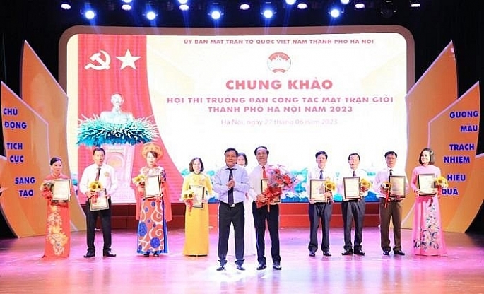 Phó Bí thư Thành ủy Nguyễn Văn Phong trao giải Đặc biệt cho ông Quách Ngọc Phong. Ảnh: Trung tâm VHTT&TT Tây Hồ