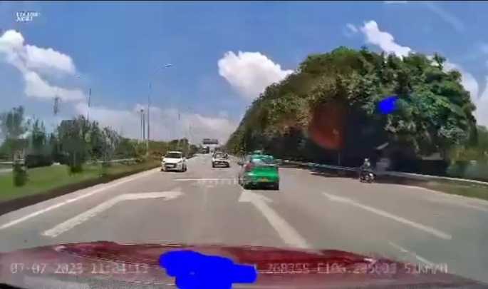 Hình ảnh xe ô tô đi ngược chiều trên cao tốc Hà Nội - Bắc Giang. Ảnh: Công an Bắc Giang.