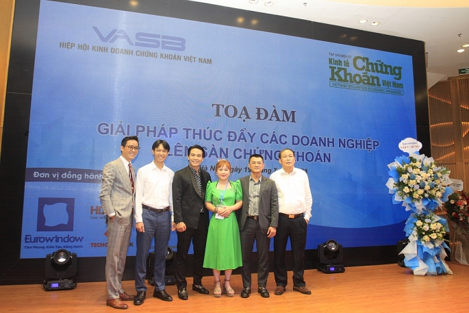 Ông Nguyễn Viết Việt - Tổng biên tập Tạp chí điện tử Kinh tế Chứng khoán Việt Nam và các khách mời tại buổi Tọa đàm