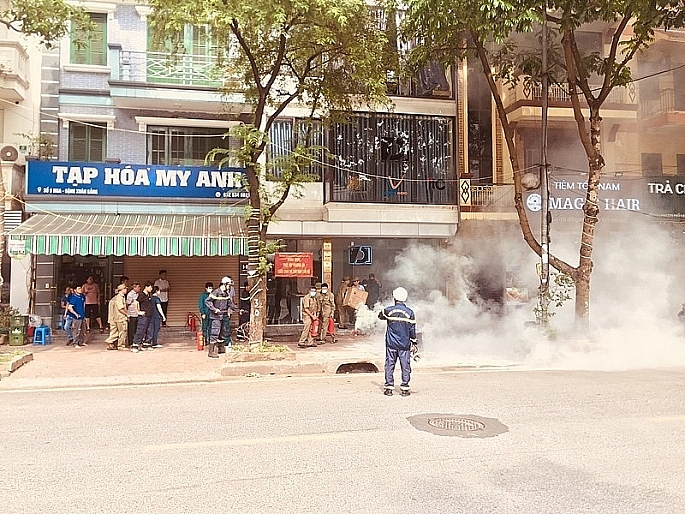 Các chuyên gia khuyến cáo, nhà ở kết hợp kinh doanh, đặc biệt là dạng nhà ống, luôn tiềm ẩn hiểm họa khôn lường nếu xảy ra cháy nổ. Do vậy, mỗi gia đình cần xây dựng các phương án thoát hiểm. Ảnh: Tuyết Nhi