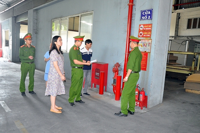 Không cấp Giấy phép, Giấy chứng nhận cho các cơ sở kinh doanh dịch vụ không đảm bảo các điều kiện thủ tục về đất đai, xây dựng và môi trường