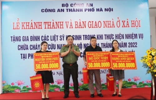 Trao tặng nhà tình nghĩa cho gia đình các chiến sỹ cảnh sát PCCC hy sinh trong khi làm nhiệm vụ