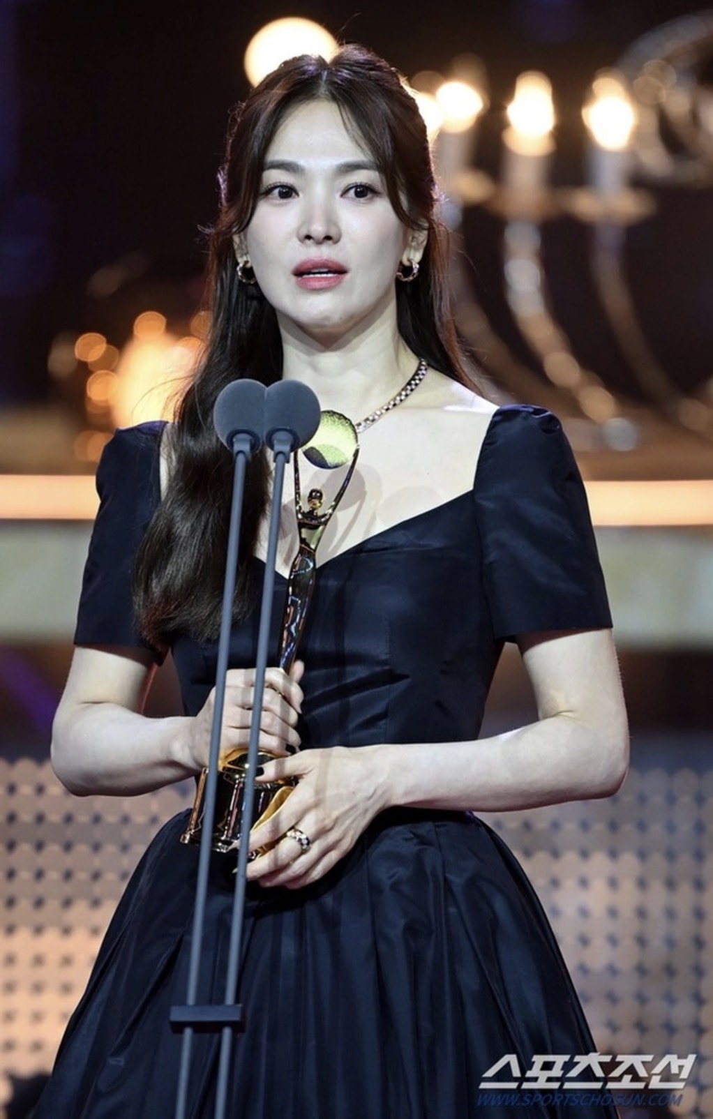 Song Hye Kyo bày tỏ nỗi lòng trong lần cuối đứng trên sân khấu giải thưởng Rồng Xanh