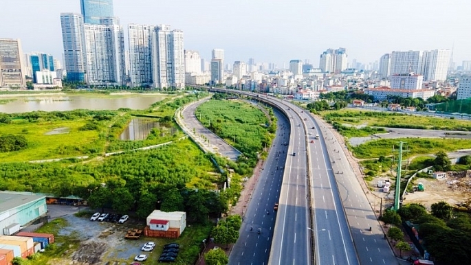 Theo các chuyên gia, nếu xét về hạ tầng giao thông, Hà Nội phát triển nhất cả nước. Tuy nhiên, với một “siêu đô thị” như Hà Nội xét cả về quy mô kinh tế, đô thị và gia tăng dân số cơ học phải tiếp tục đẩy mạnh phát triển kết cấu hạ tầng giao thông đồng bộ, hiện đại, kết nối, lan tỏa mới góp phần đưa Thủ đô “hóa rồng”. Ảnh: Đinh Luyện