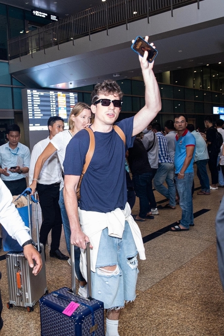 Thông tin, hình ảnh Charlie Puth đặt chân đến Nha Trang gây sốt trên mạng, nhiều fan hâm mộ tỏ ra tiếc nuối vì đã không săn được vé để có cơ hội gặp gỡ thần tượng