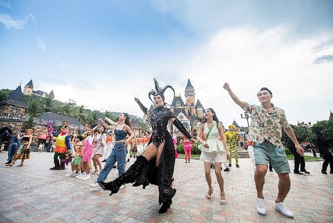 Hàng ngàn du khách nô nức “trẩy hội” Vinpearl Nha Trang ngóng thần tượng