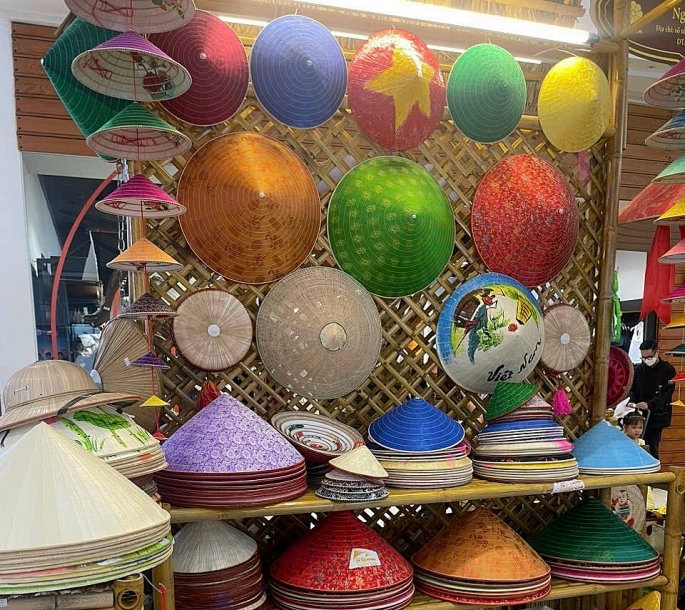 Sản phẩm nón lá của Cơ sở sản xuất nón lá làng Chuông - Nghệ nhân Tạ Thu Hương (OCOP 4 sao), huyện Thanh Oai. Ảnh: Văn Biên