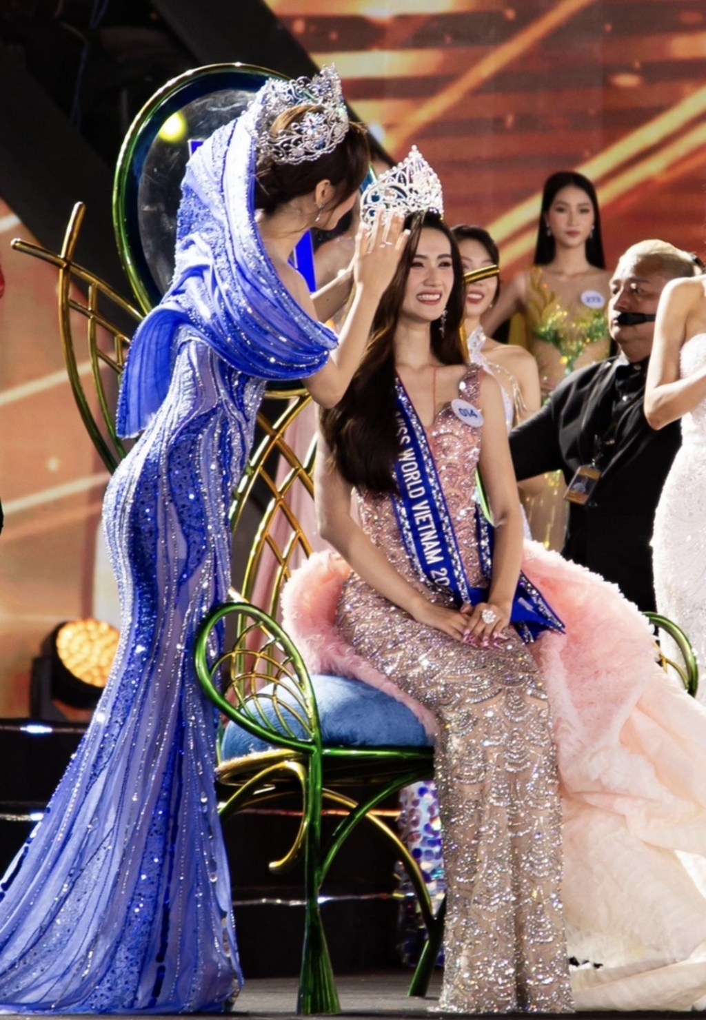 Cận cảnh nhan sắc ngọt ngào của hoa hậu Huỳnh Trần Ý Nhi vừa đăng quang Miss World Vietnam