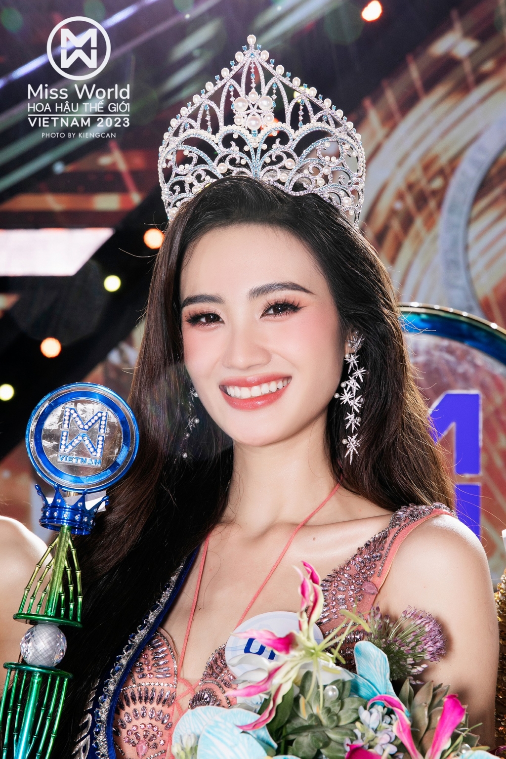 Tân Hoa hậu Thế giới Việt Nam Huỳnh Trần Ý Nhi tiết lộ "sốc" về bạn